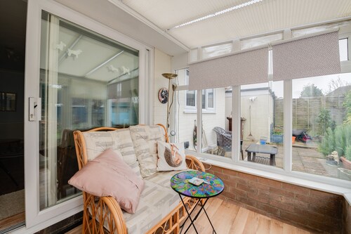 Guest Bungalow Getaway in the Quaint and Historic seaside Village of Felpham