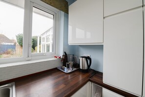 Fridge, microwave, oven, coffee/tea maker - Guest Bungalow Getaway in the Quaint and Historic seaside Village of Felpham (Bognor regis)