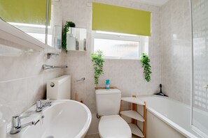 Hair dryer, towels, shampoo, toilet paper - Guest Bungalow Getaway in the Quaint and Historic seaside Village of Felpham (Bognor regis)