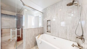 Douche, sèche-cheveux, chauffage par le sol (salle de bains)