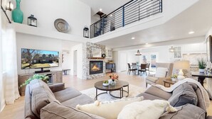 Ein geräumiges Wohnzimmer mit Kamin, Essbereich und Küche.
