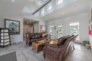 Lobby - Glamping in Spicewood TX Hill Country - The Ambassador (Spicewood)