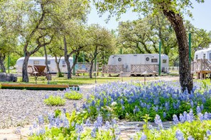 Property grounds - Glamping in Spicewood TX Hill Country - The Ambassador (Spicewood)