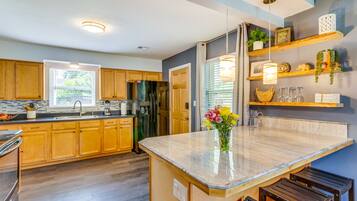 Fridge, microwave, stovetop, dishwasher