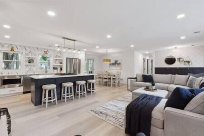 Luxury 1800sq.ft Home - Sleeps 8