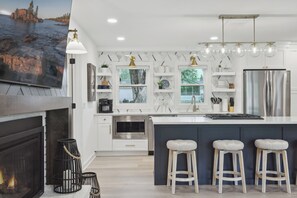 Jääkaappi, mikroaaltouuni, uuni, liesi