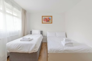 2 bedrooms, desk, Internet, bed sheets - Modern Convenience | 2 Bed | Nearby London Airport (London)