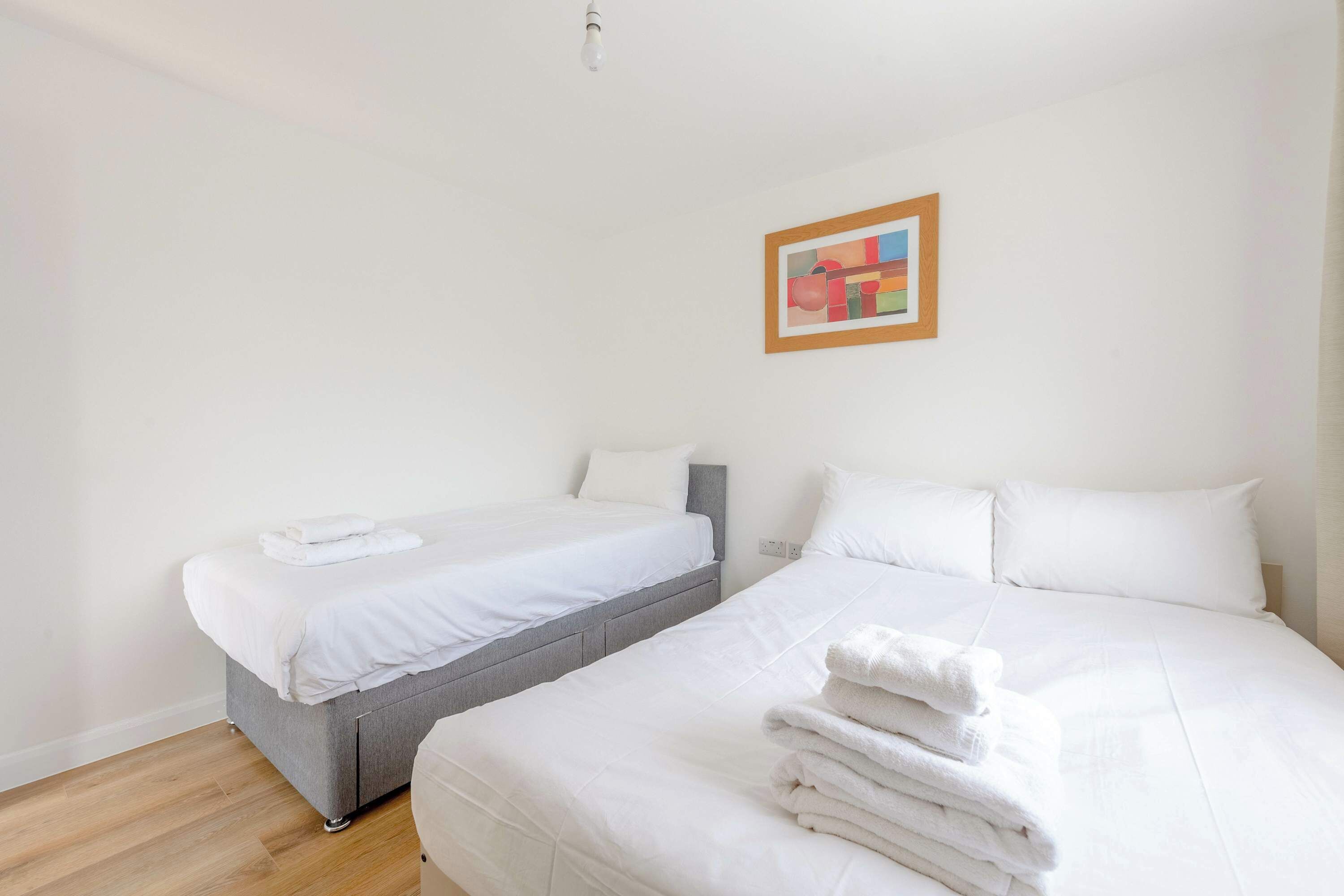 2 chambres, bureau, accès à Internet, literie fournie