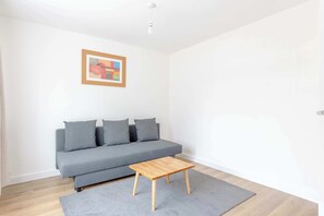 TV, offices - Modern Convenience | 2 Bed | Nearby London Airport (London)