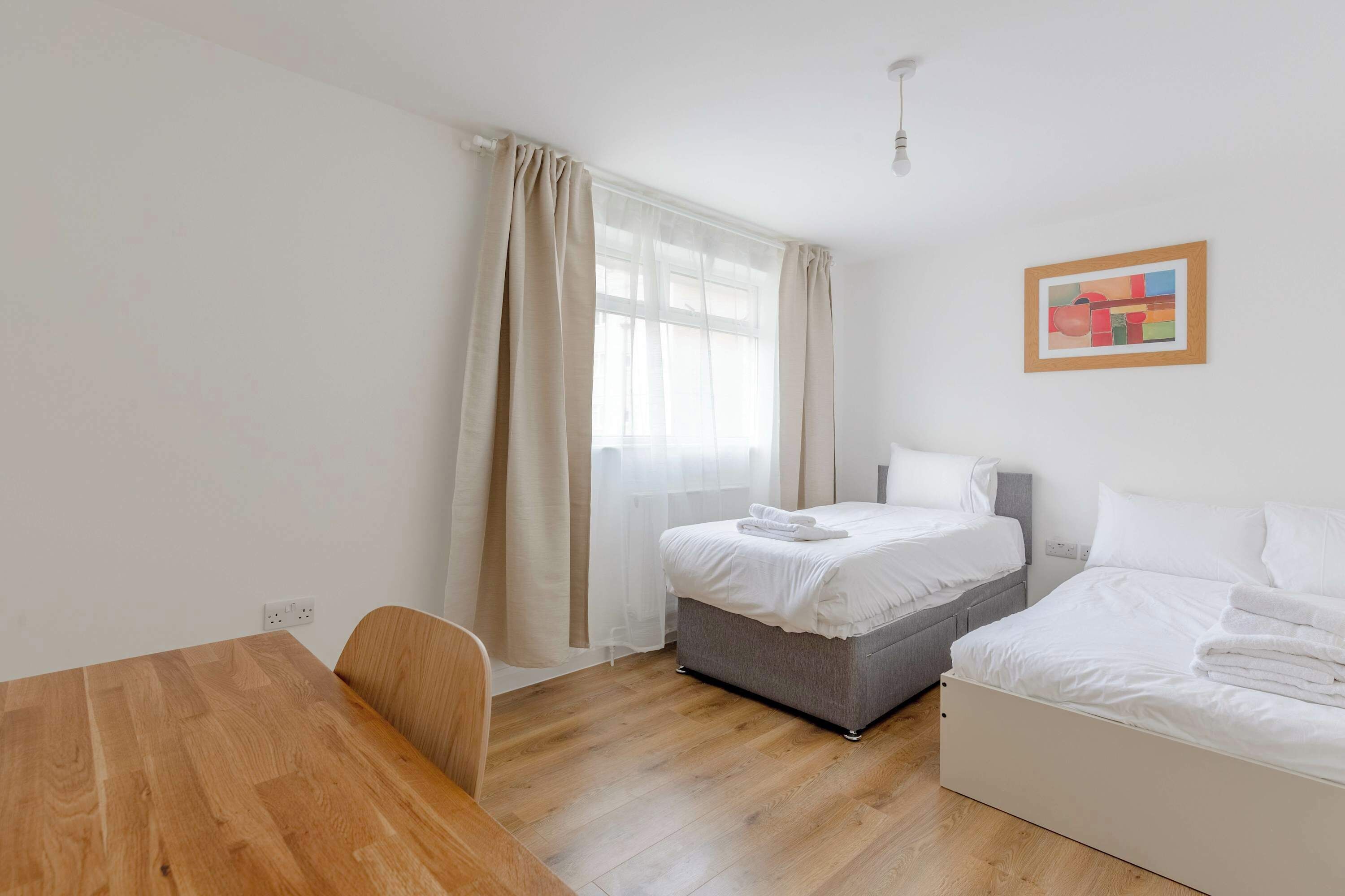2 bedrooms, desk, internet, bed sheets