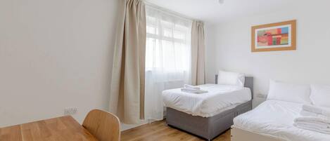 2 bedrooms, desk, internet, bed sheets