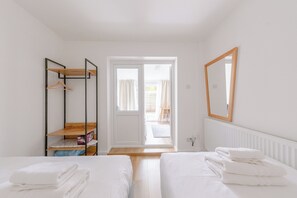 1 habitación, escritorio, tabla de planchar con plancha y internet 