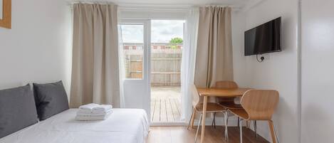 1 quarto, escrivaninha, ferros/tábuas de passar roupa, acesso à internet