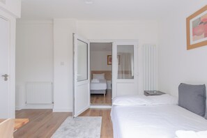 1 bedroom, desk, iron/ironing board, Internet - Cosy and Convenient 1BD Home near ExCel London (London)