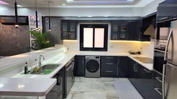 Réfrigérateur, micro-ondes, four, plaque de cuisson