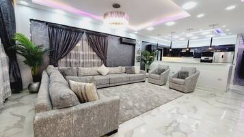 TV connectée, chaßne hi-fi, espaces bureaux