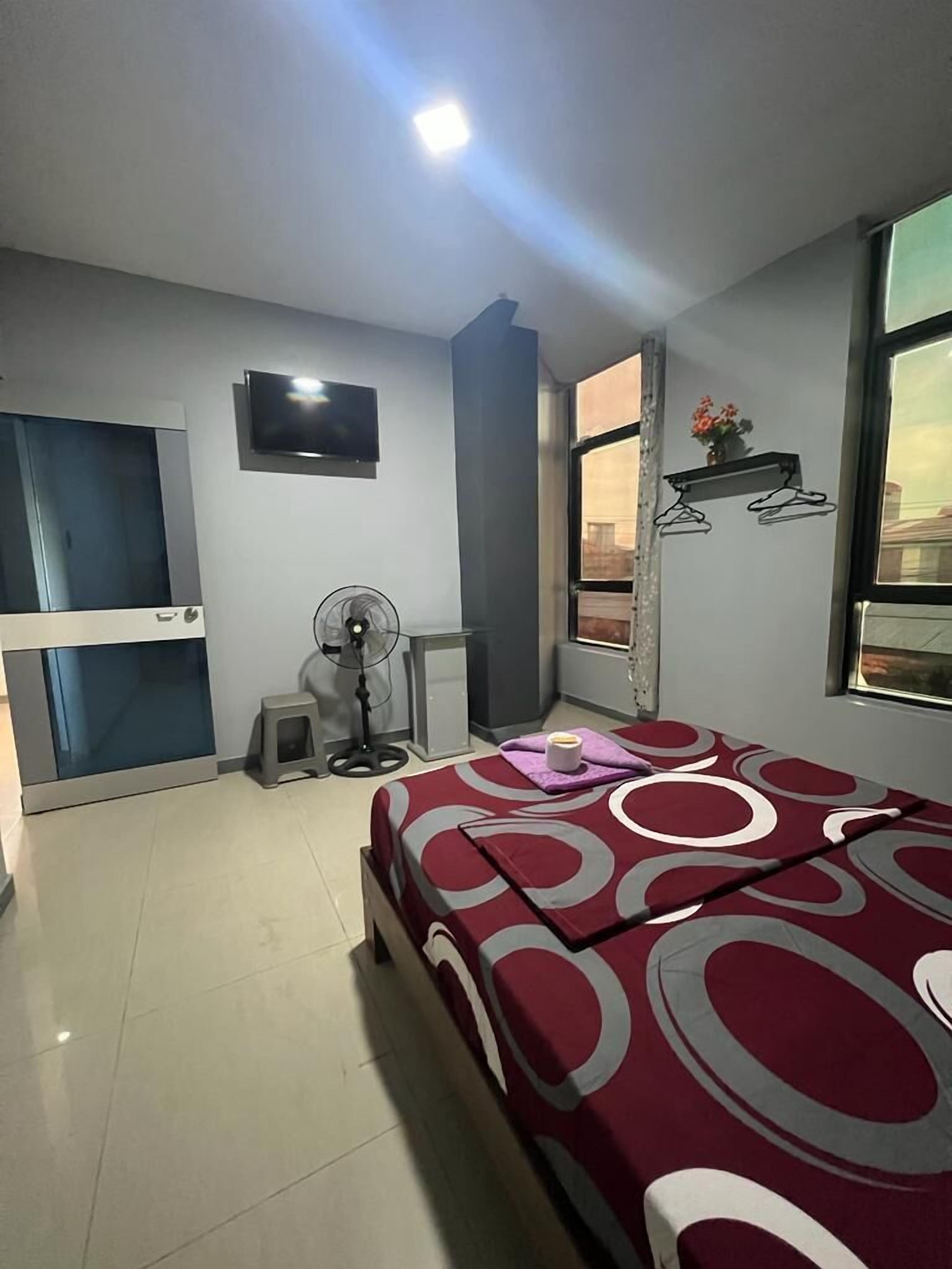 Panorama tweepersoonskamer | Een bureau, geluiddichte muren, gratis wifi, beddengoed