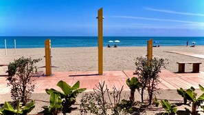 Ubicación cercana a la playa, tumbonas y toallas de playa