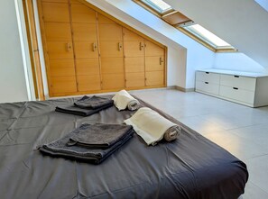 2 bedrooms, in-room safe, desk, iron/ironing board