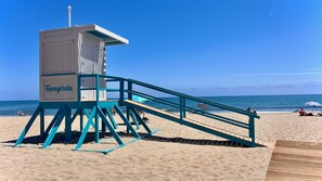Ubicación cercana a la playa, tumbonas y toallas de playa