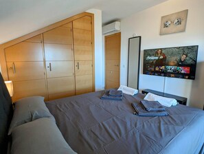2 bedrooms, in-room safe, desk, iron/ironing board