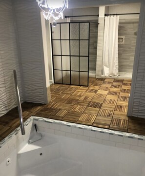 Haartrockner, Handtücher, Seife, Toilettenpapier