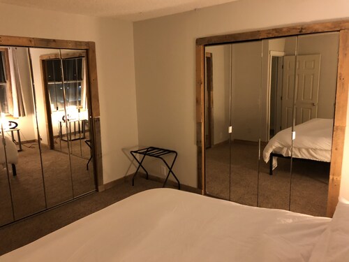 2 Bedroom Condo above Local Gym- Close to Gorge!!!