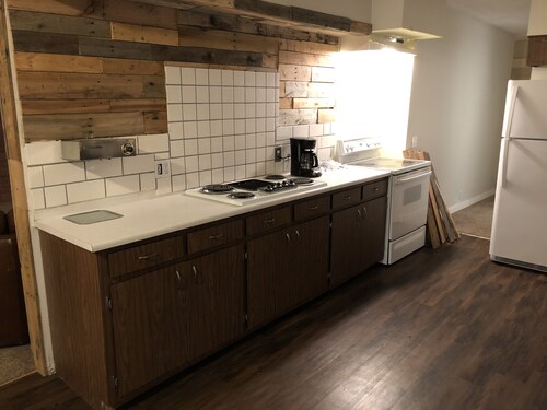 2 Bedroom Condo above Local Gym- Close to Gorge!!!