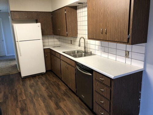 2 Bedroom Condo above Local Gym- Close to Gorge!!!