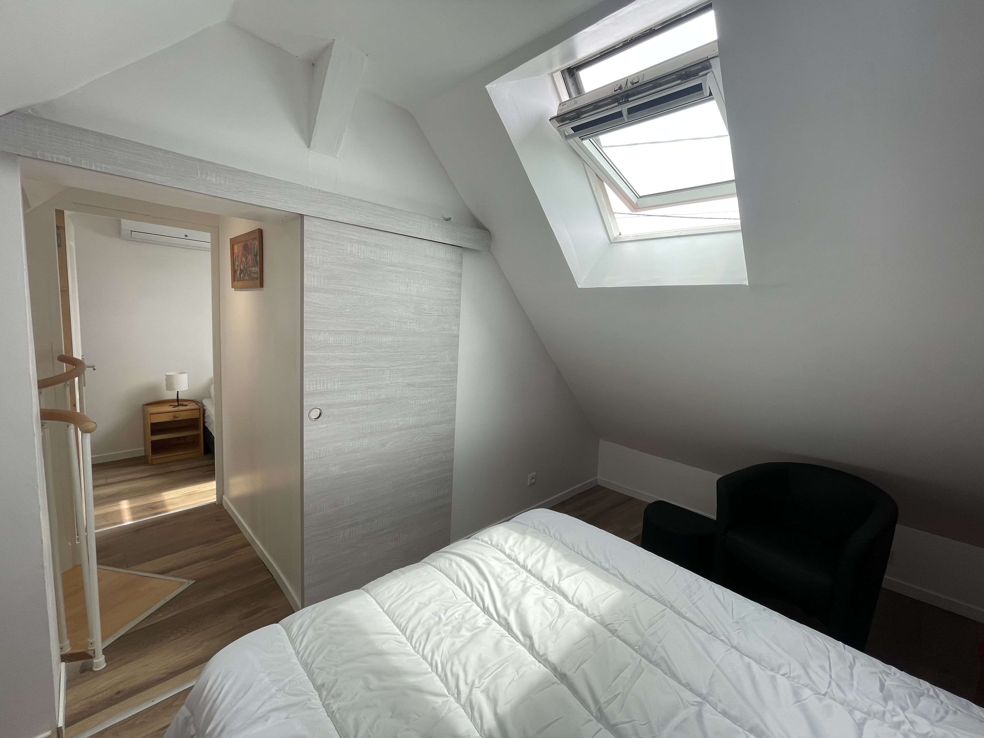 2 slaapkamers, een bureau, geluiddichte muren