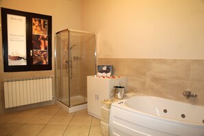 Dusche, Whirlpool, Bidet, Handtücher