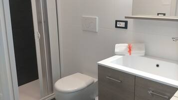 Doccia, vasca idromassaggio, bidet, asciugamani