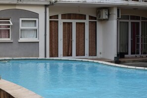 Piscine couverte, piscine extérieure