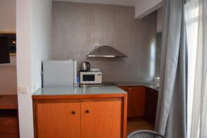 Micro-ondes, four, plaque de cuisson, cafetiĂšre/bouilloire