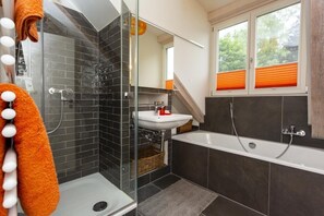 Badewanne, kostenlose Toilettenartikel, Haartrockner