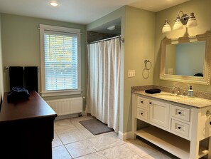 淋浴设施、吹风机、毛巾、肥皂