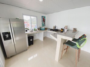 Kühlschrank, Mikrowelle, Herdplatte, Kochgeschirr/Geschirr/Besteck
