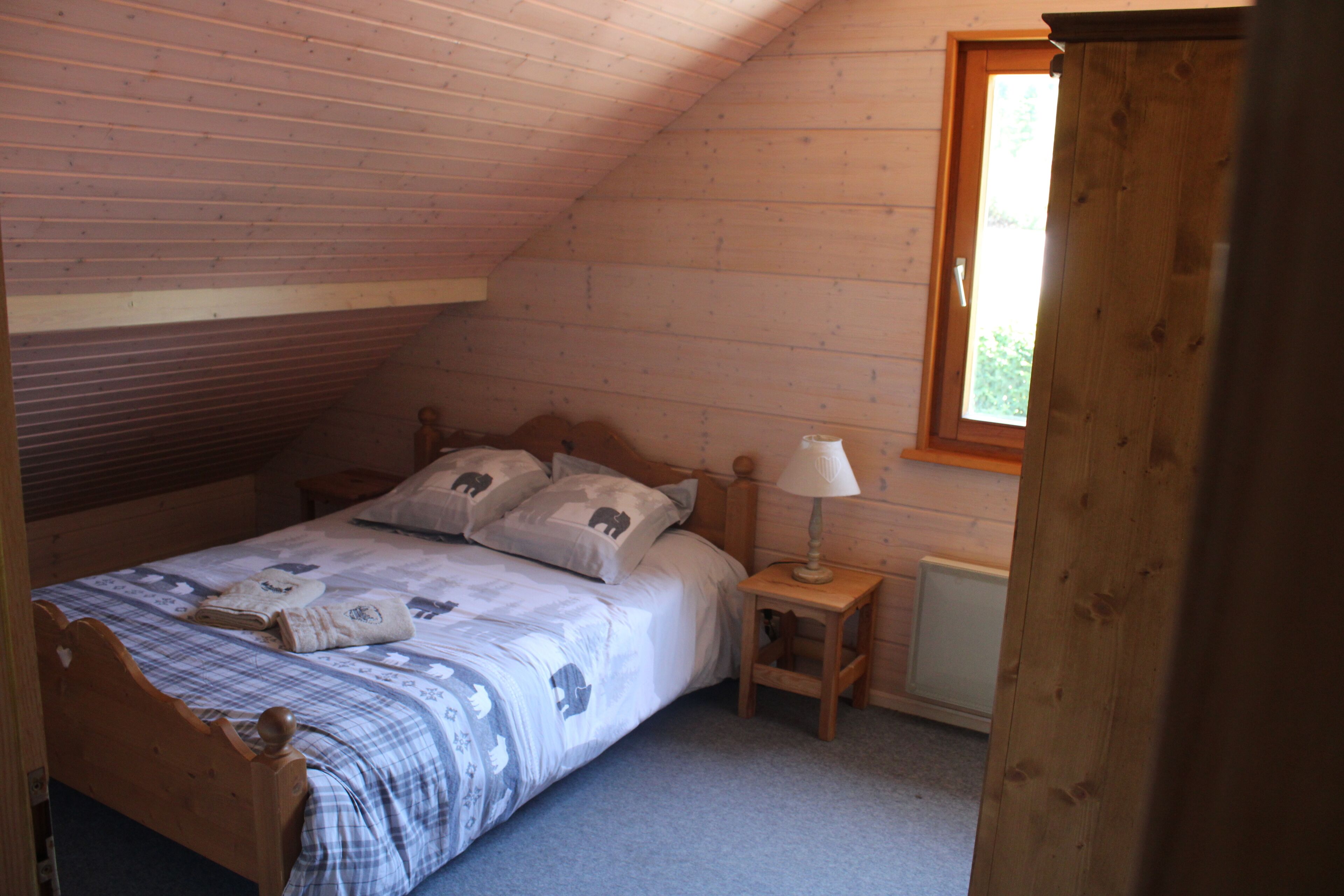 Chambre 3 avec un lit double et une armoire/penderie.