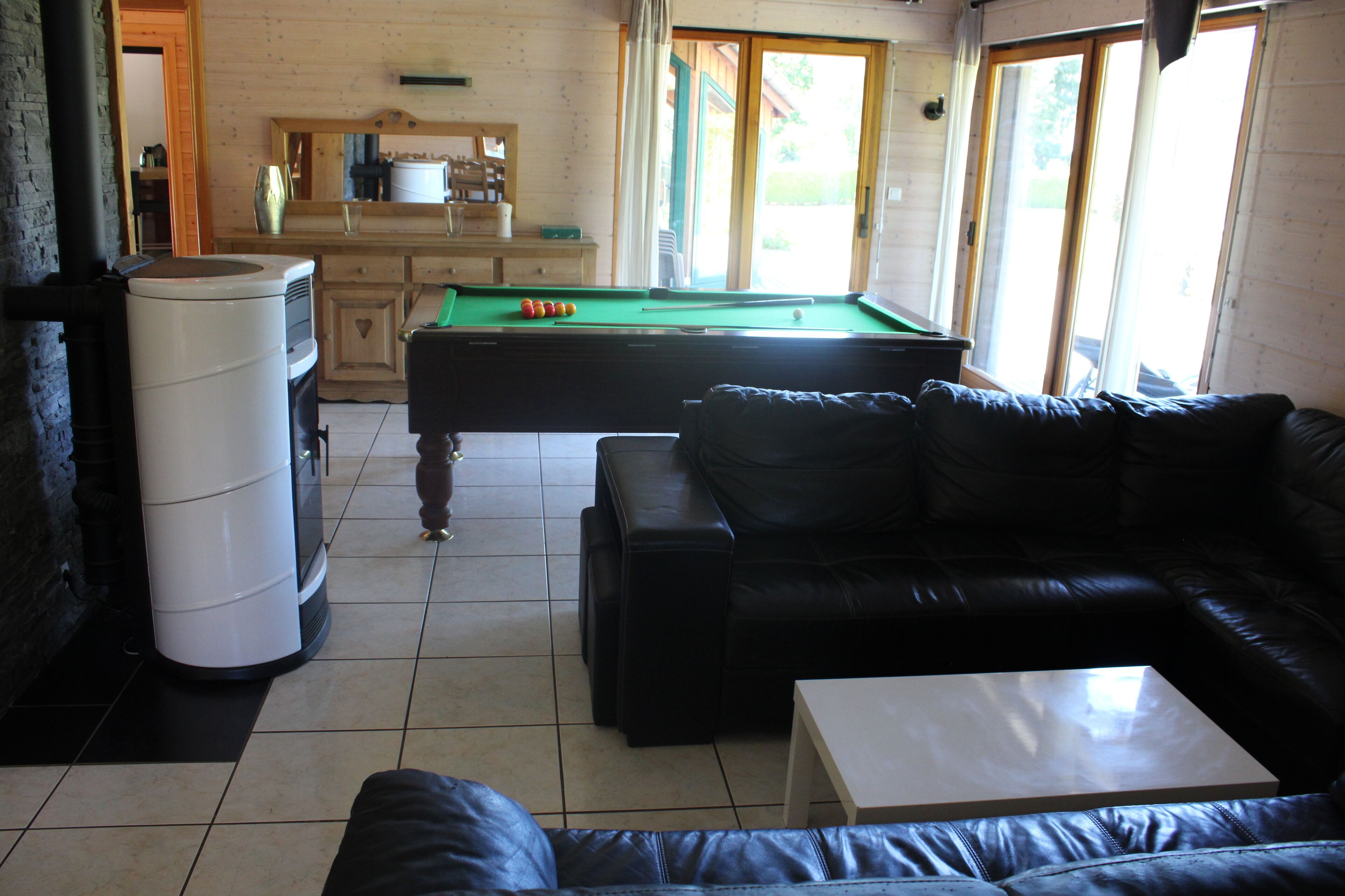 Salon moderne avec billard et poêle à pellet
