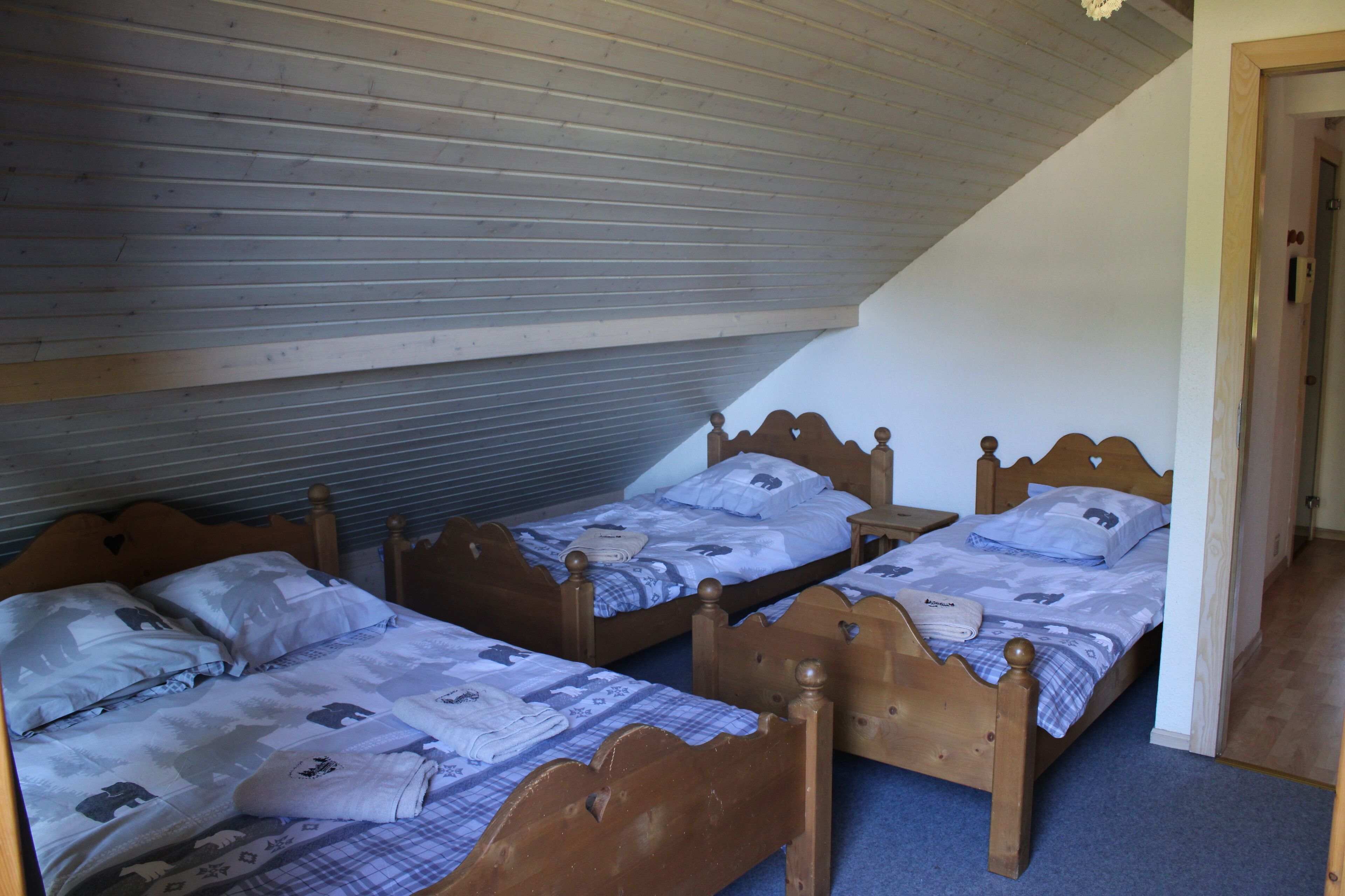 Chambre 2: avec un lit double et deux lits simple