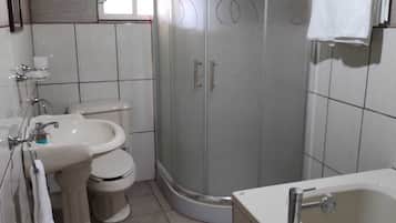 Elite Apartment | Bathroom | Towels, soap, shampoo, toilet paper