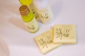 Douche, sèche-cheveux, bidet, serviettes fournies