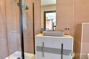 Douche, séchoir à cheveux, serviettes fournies