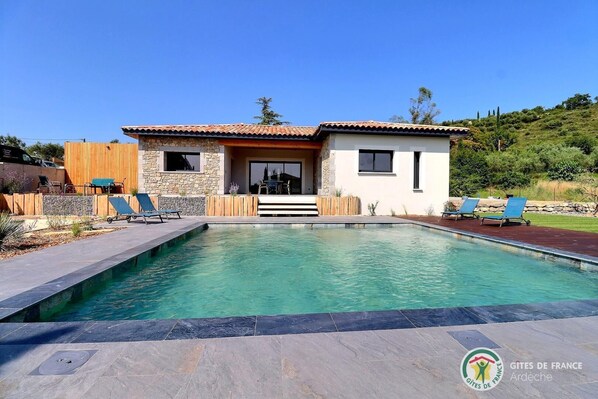 Outdoor pool - Villa Neuve, Climatisée; Grande Piscine, Lieu Calme (Ruoms)