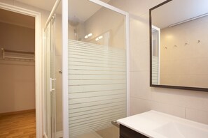 Towels - BC0RS002V2 - VP 2  - Three Bedroom Apartment, Sleeps 6 (Barcelona)