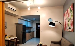 Safe på rommet, skrivebord og skrivebord for bærbar PC