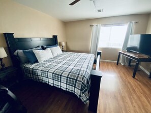 Room - Large 5 Bedroom Home with lots of space for a big family or group. (North Las Vegas)