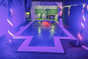 Outdoor pool - Villa De Cruz - Groovy Suite (Scarborough)