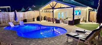New Reno! Optional htd private Pool! Close to Bch! Pet Friendly! Putting green!
