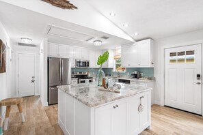 Fridge, microwave, oven, stovetop - New Reno! Optional htd private Pool! Close to Bch! Pet Friendly! Putting green! (Panama City Beach)